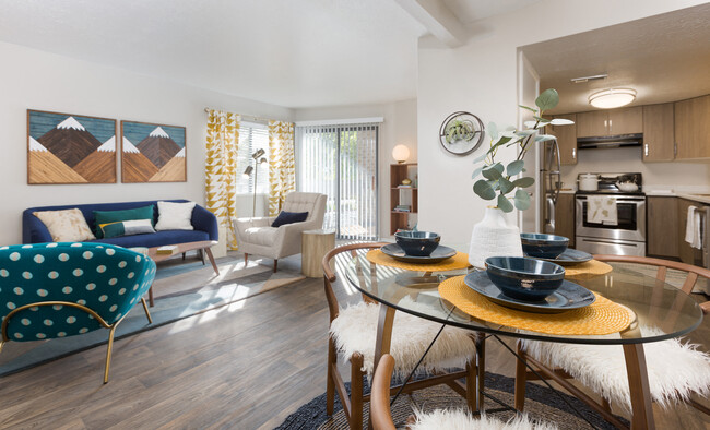 Comedor y sala de estar modelo de Clover Creek Apartments - Clover Creek