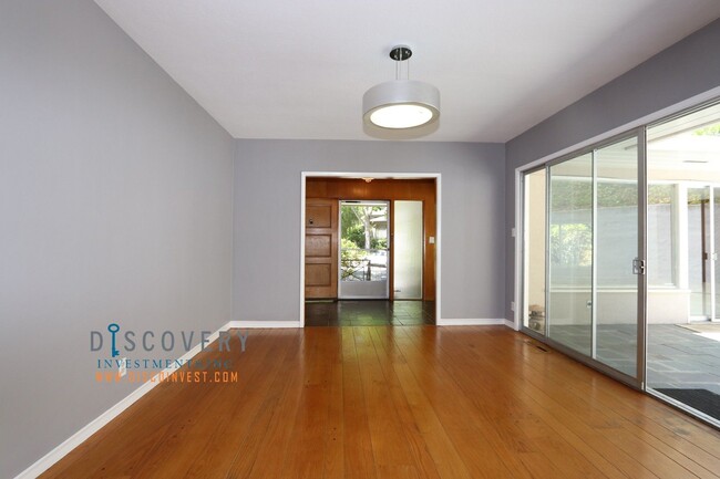 Foto del edificio - Piedmont Mid-Century 5 Bedroom 4.5 Bathroo...