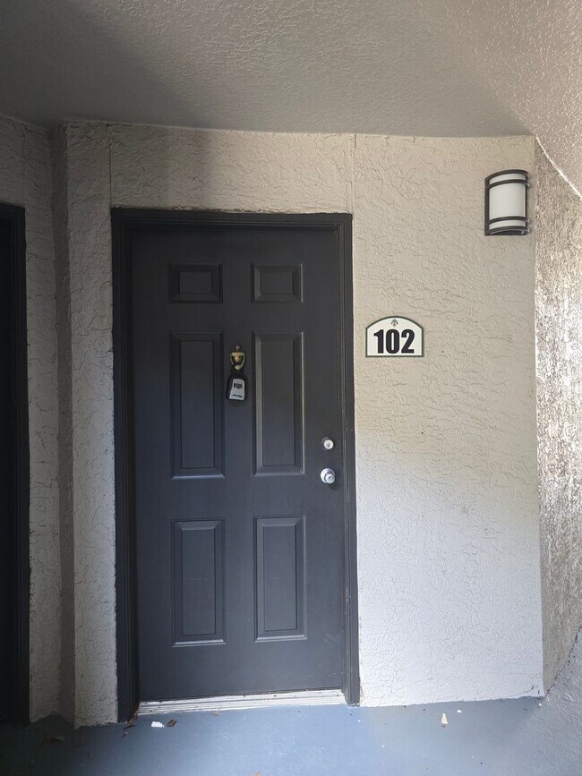 Building Photo - One bedroom one bath apartment close to USF