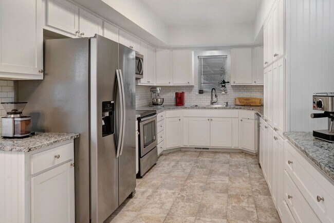 Building Photo - LOVELY UPDATED BIG HOME!!!!