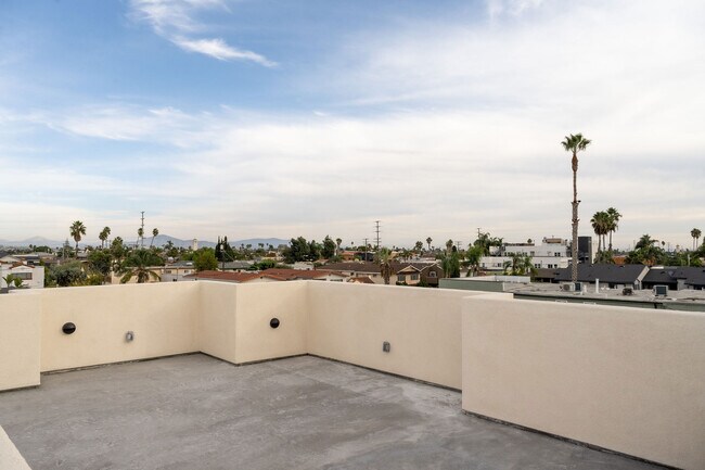 Terraza privada en la azotea para la unidad 4774: mide 450 pies cuadrados - 4774 Bancroft St