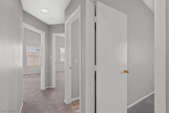 Building Photo - 2725 La Montana St