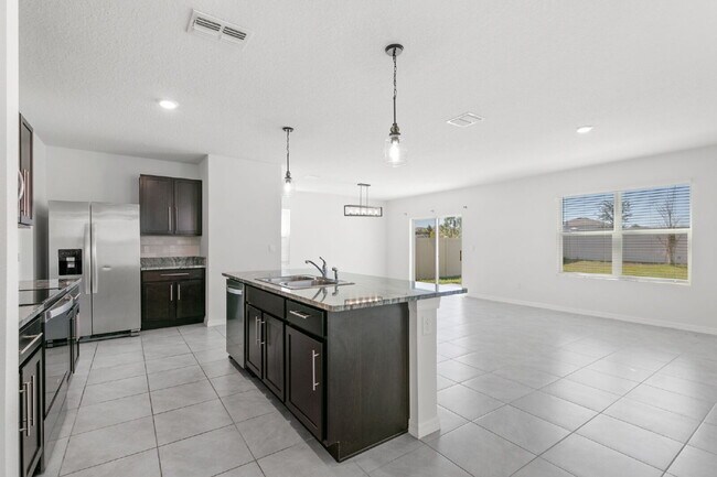 Foto del edificio - LIKE NEW Home For Rent in Avalon Park West!