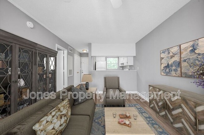 Building Photo - 305 Country Club Dr NE