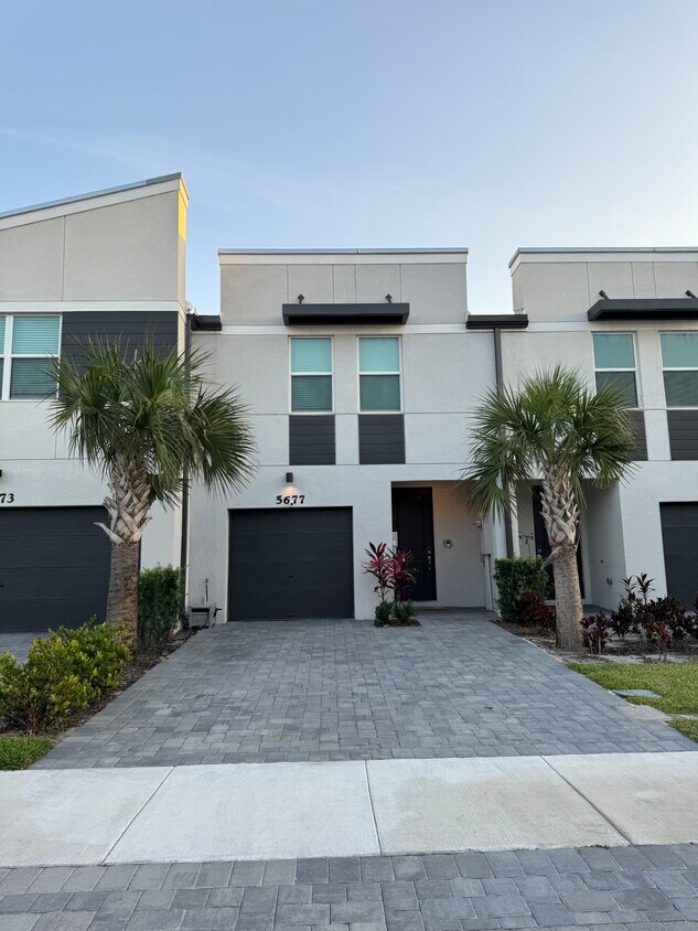 Foto principal - 5677 Mentmore Dr