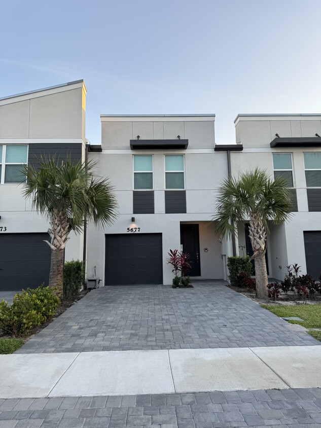 Primary Photo - 5677 Mentmore Dr