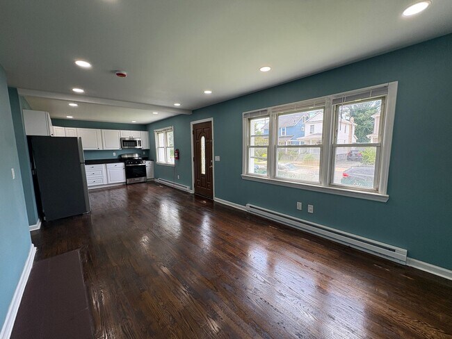 Foto del edificio - Beautiful 3 Bedroom 1 Bathroom Single Fami...