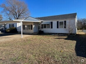 Building Photo - 352 N Oak St