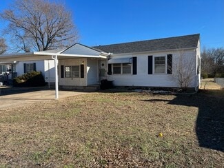 Building Photo - 352 N Oak St