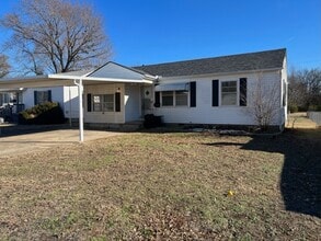 Building Photo - 352 N Oak St