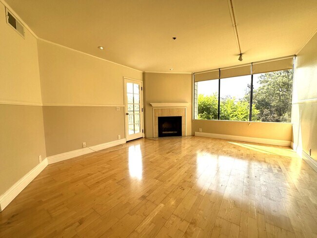 Building Photo - Spacious 2BR 2BA North Park Condo - Split ...