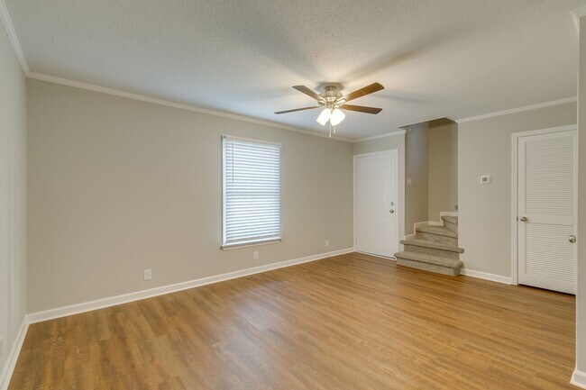 Building Photo - Columbia, TN Two Bedroom Duplex at 1027 Ch...
