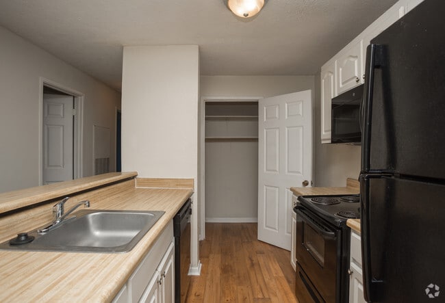 2x2 Kitchen - Harbour Club Apartments