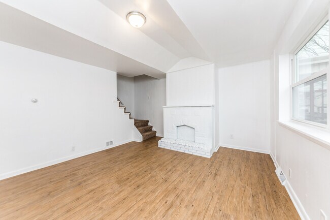 Foto del edificio - AVAILABLE JULY 2026 - Updated 2 Bedroom Home w/ Large Bedrooms & Easy Parking!