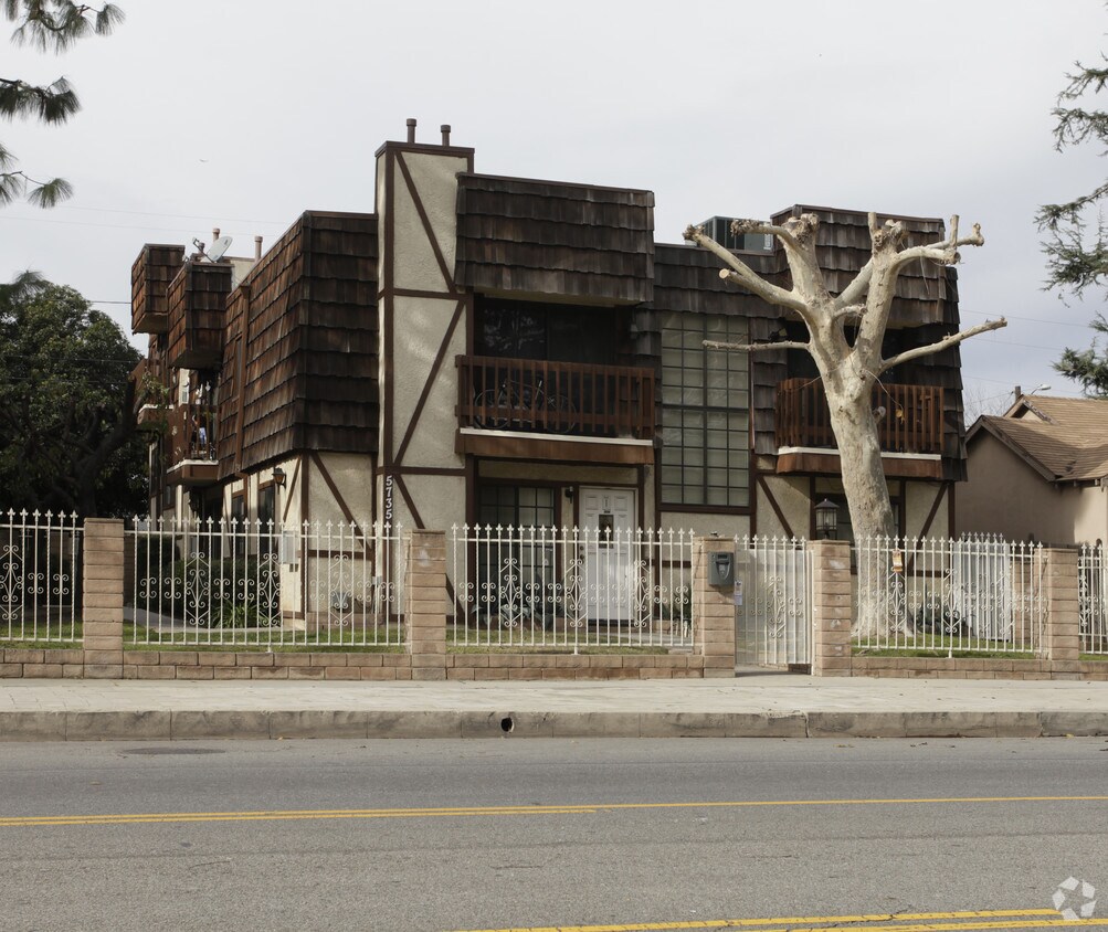 Primary Photo - 5735 Hazeltine Ave