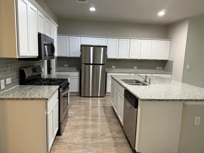 Building Photo - 2205 Bettylou Ln