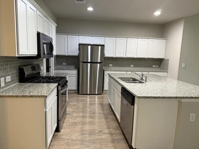 Foto del edificio - 2205 Bettylou Ln