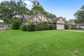 Building Photo - 302 Foxtail Ct