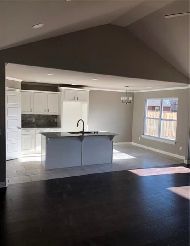 Foto del edificio - 746 Roselawn St