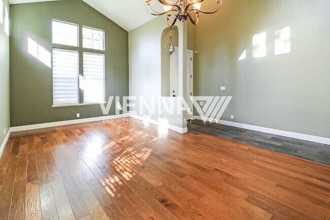 Foto del edificio - Beautifully Maintained Roseville Home with...