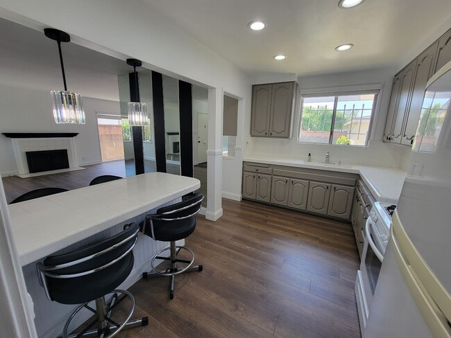 Building Photo - SPACIOUS 3BD/2BA WITH GARAGE, LAUNDRY AND ...