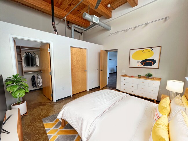 Building Photo - Available NOW! 1 BED 2 BATH with office.