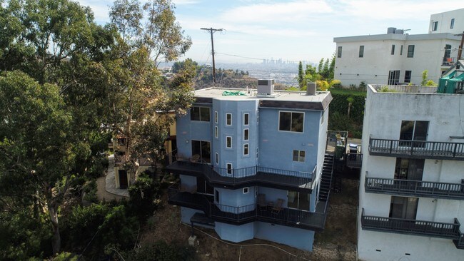 Foto del edificio - 8207 Mannix Dr