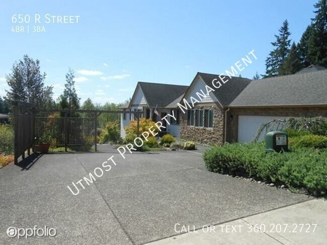 Building Photo - Spacious 4BD Executive Ranch Home