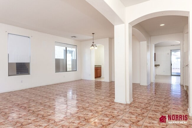 Building Photo - Beautiful Large Home Available Now!