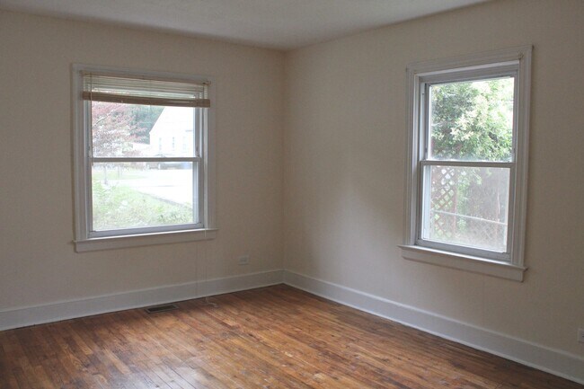 Building Photo - Perfect Location! 2 Bed, 1 Bath Home with Bonus Upstairs Space