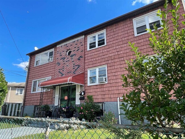 Foto del edificio - 28-21 Brookhaven Ave