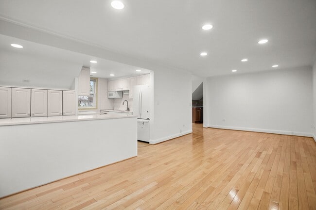 Building Photo - 52 Bruce Park Dr