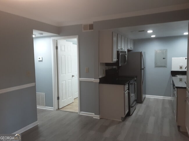 Building Photo - 6900 Roswell Rd