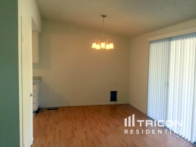 Building Photo - 782 Glen Molly Dr