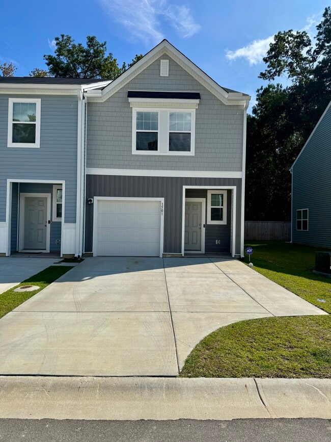 Building Photo - 1501 Scarlett Maple St
