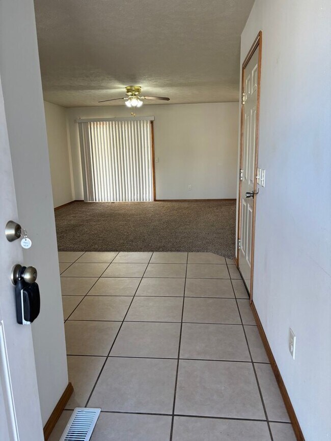 Foto del edificio - Two bedroom, 2 bath, 2 car garage duplex i...