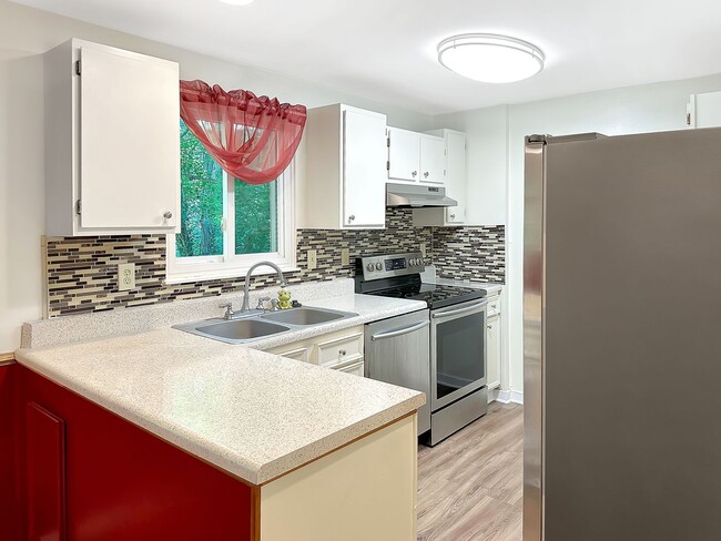 Building Photo - Brilliant 3 Bed 1.5 Bath Townhome in Great...