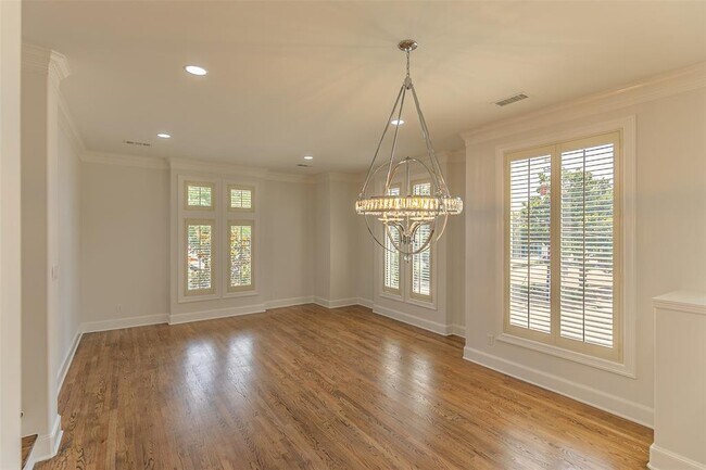 Foto del edificio - 5801 Logan Ln