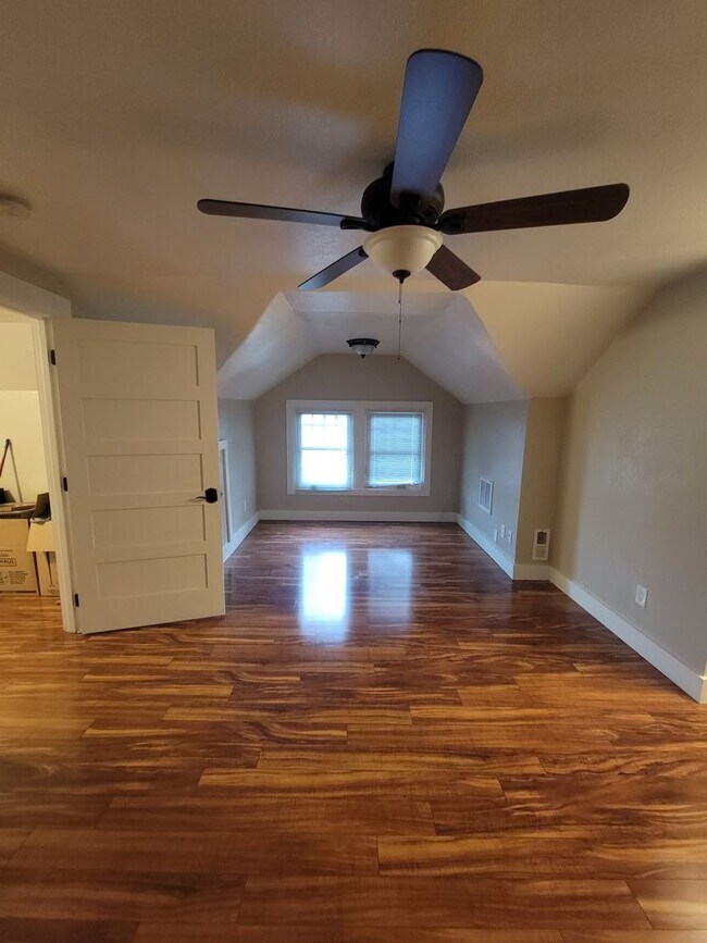 Building Photo - Large 3 bedroom 2 bath Home