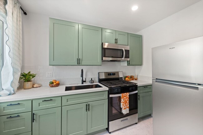 Building Photo - AVAILABLE NOW! Stunning Remodeled Studio/1...