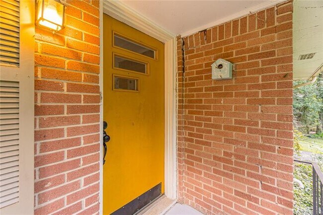 Foto del edificio - 1041 Latham Rd