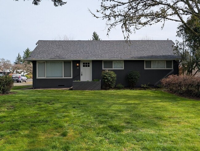 updated 4bed/2bath duplex near Oakway Rd - updated 4bed/2bath duplex near Oakway Rd House