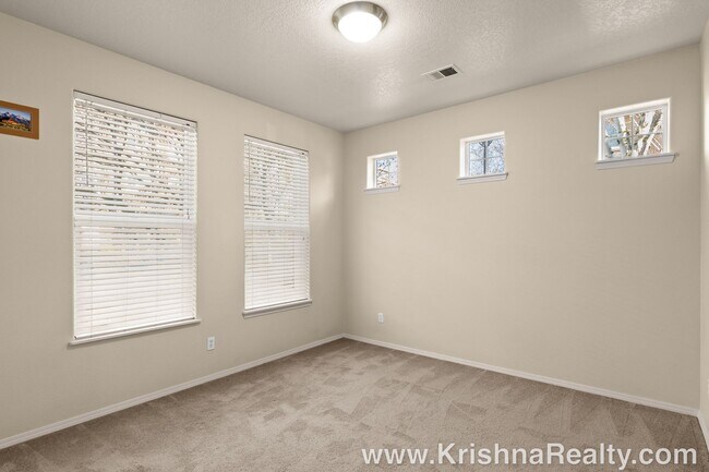 Building Photo - Beautiful Corner Lot 3BD* 3BA* Townhome Lo...