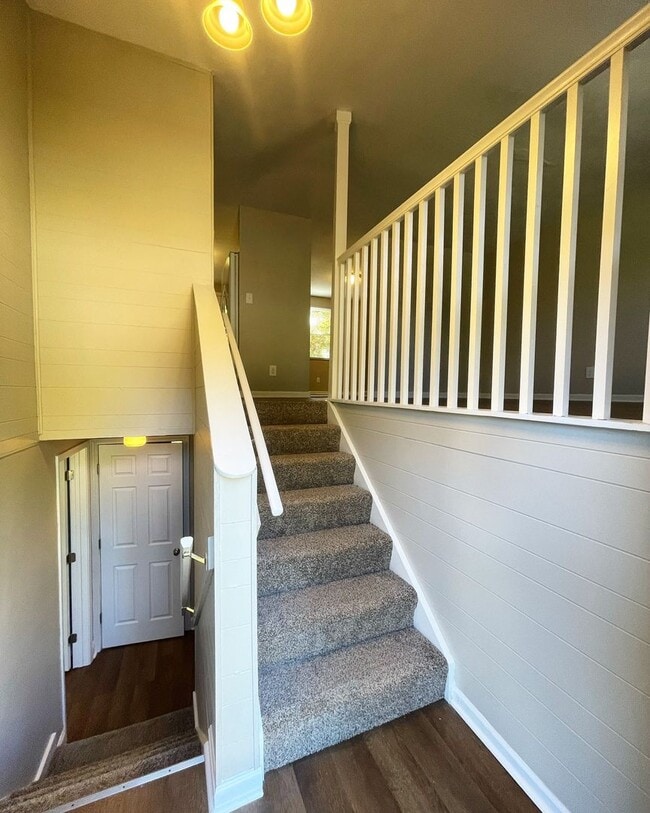 Photo - Newly Renovated Hillview Bi-Level! House