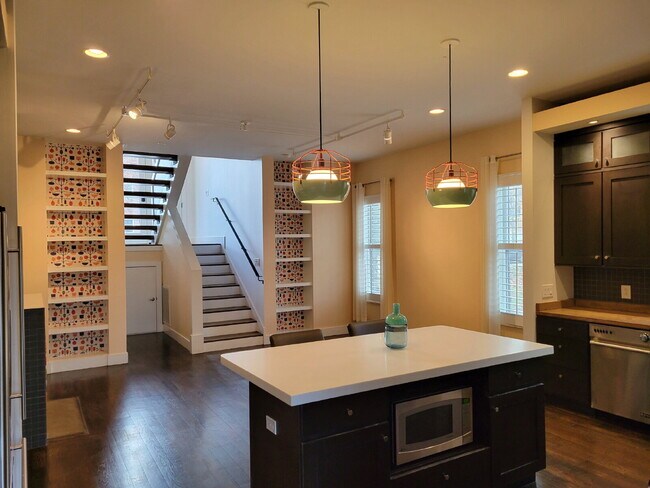 Foto del edificio - Luxury 12 South Brownstone with Courtyard | Rooftop Deck with Fireplace & Scenic Views | 2-Car Ga...