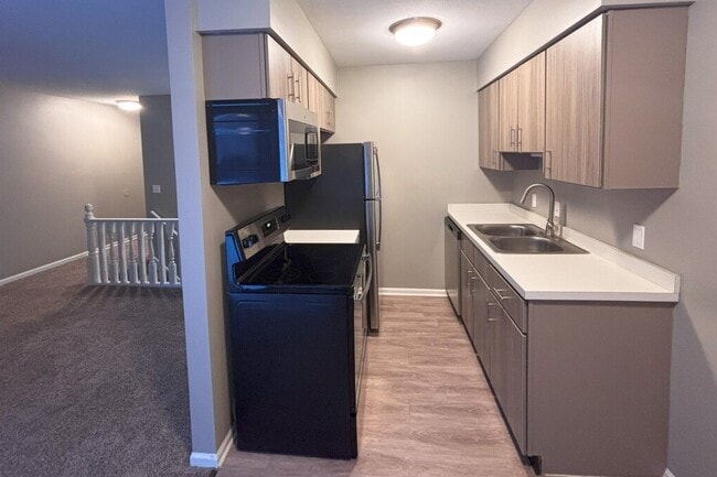 1BR, 1BA - 1,098SF -Renovated Kitchen - The Neighborhood at Englewood
