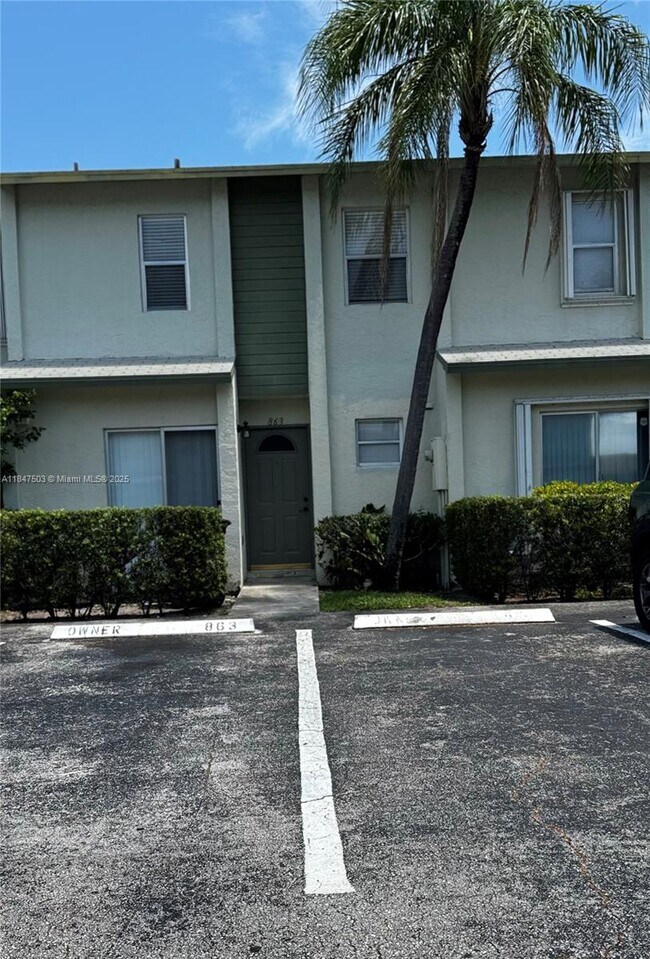 Foto del edificio - 863 Crystal Lake Dr