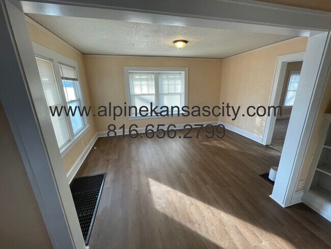 Building Photo - South KC Home, Nice Block!
