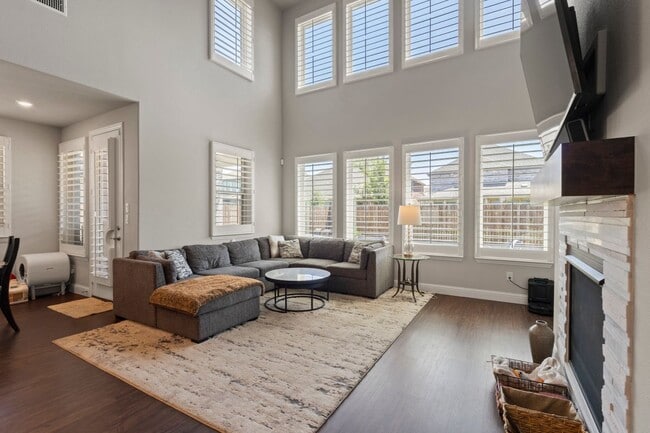 Building Photo - 2116 Wyatt Wy