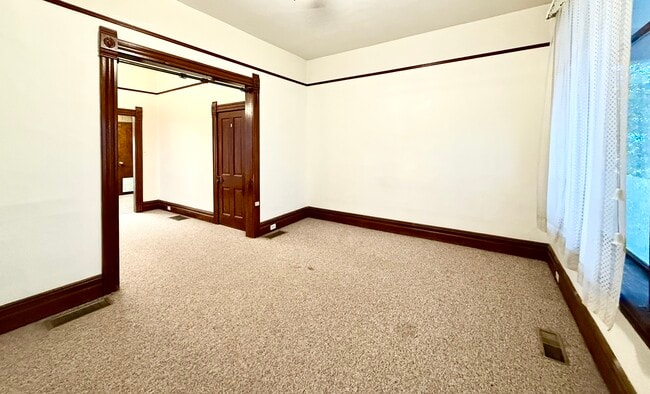 Building Photo - 826 S Montana St